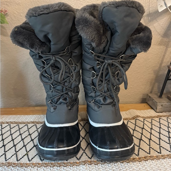 Gray and Black Winter snow Boots with Rugged Traction - Picture 2 of 6